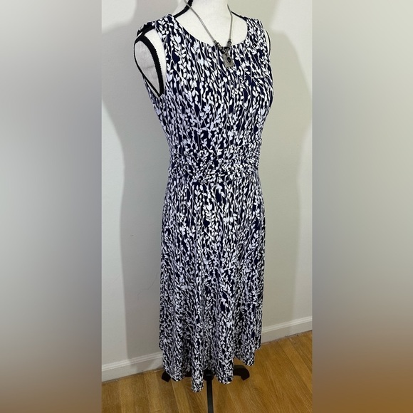 Jessica H sz 6 dress in a blue  and white print. Midi length. The top is.lined - Picture 10 of 13